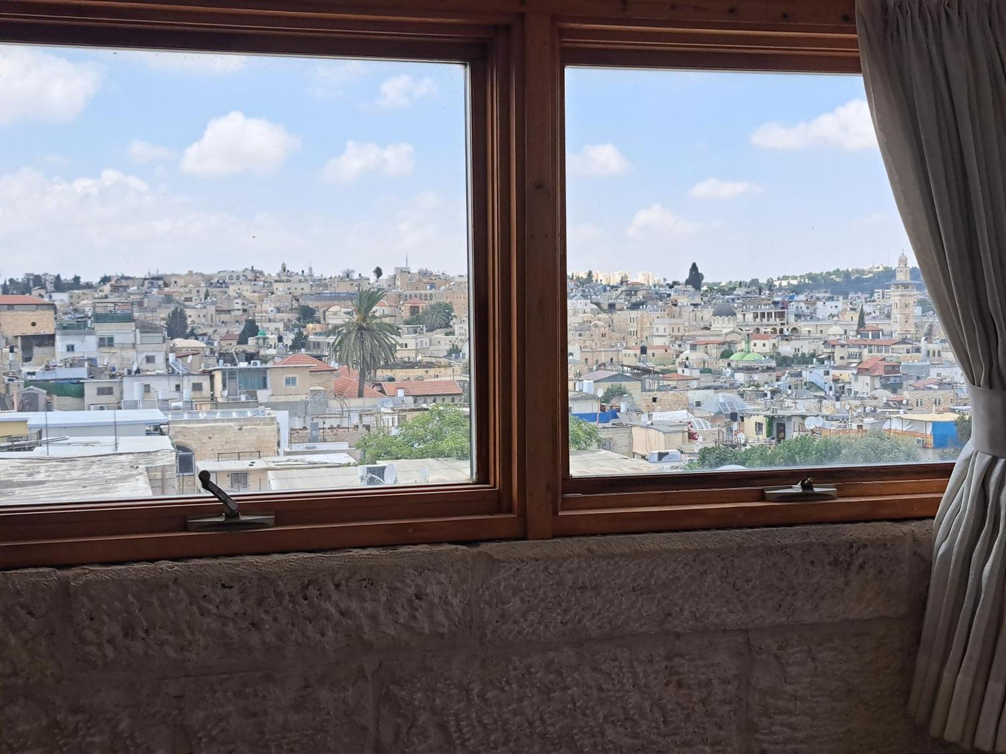 Into Jerusalem Heart Exterior foto